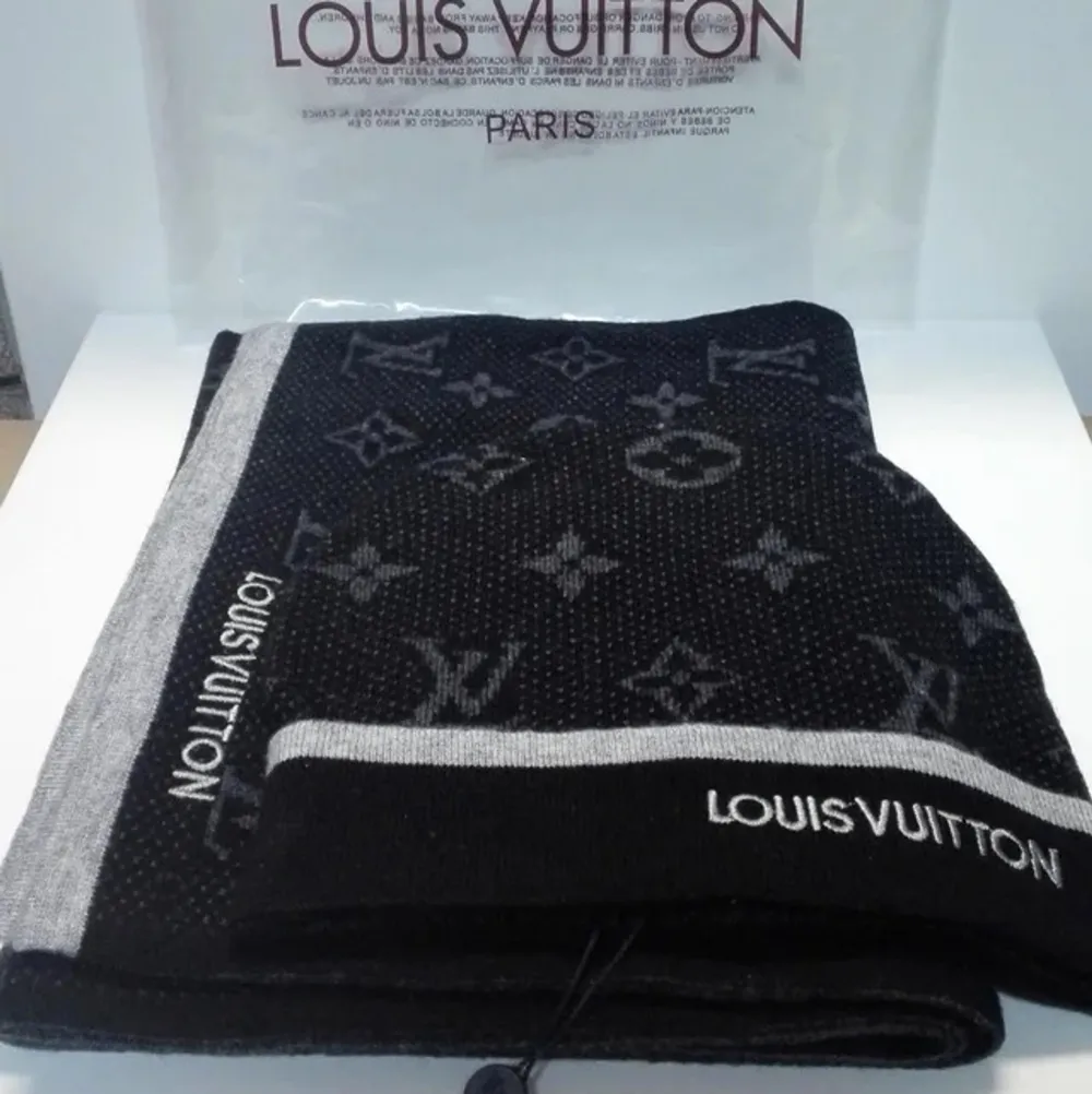 Ett helt oanvänd ny skickad Louis Vuitton set med kvitto kommer imon några dagar. DET ÄR SISTA KVAR OCH PASSA PÅ OCH FRÅGA. Accessoarer.