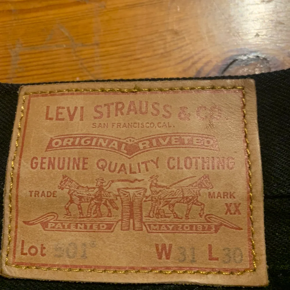Säljer min pojkväns Levis jeans på grund av att han fick köpa nya i större storlek, de har blivit för små tyvärr. Inga hål eller så, färgen är fortfarande svart, har int enligt ”grå” som svarta byxor brukar bli. Lite ”bagy” stil, skisnygga. Modellen 501.  Kan både fraktas och mötas upp☺️. Jeans & Byxor.