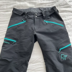 Norrøna friluftsbyxor  - Använda ett par enstaka gånger, finns en liten slitning i ena knäet men inget som påverkar byxan i helhet!