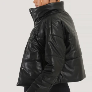 Vadderad Pu-jacka - Skitsnygg! Använd två höstar men jag har tagit hand om den så den är i superskick! Nu letar jag ny ägare för denna assnygga jacka! Den är varm och superskön. Skriv privat för fler bilder 