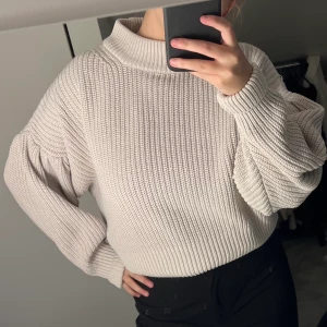 Grå/beige stickad  - En grå/beige polo stickad som inte kommer till användning 