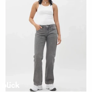 Weekday Arrow Low Jeans - Intresse koll på mina populära arrow low jeans från Weekday i färgen Tar Black. Använda 2 gånger och köpta för 500 kr 💗💗
