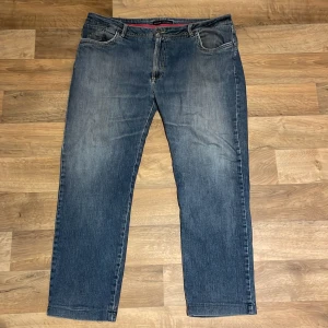 Oscar Jacobson jeans i bra skick - Tjena säljer ett par Oscar Jacobson jeans i storleken 40/34. Storlek är väldigt liten så skulle gissa att dem sitter bäst på nån som är mellan 170 till 180. Midjan är inte stor som det låter bara storleken. Fråga om passform. Pris inte hugget i sten.