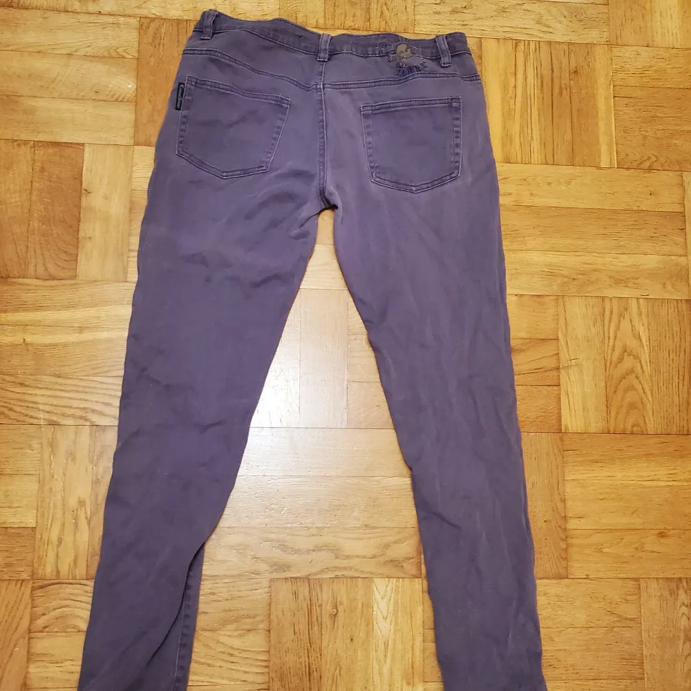 Mid rise skinny jeans från Criminal Damage. Jeansstrl 34. Passar mig som är 170 cm lång. Okej att komma med bud. Katt i hemmet. . Jeans & Byxor.