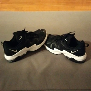 Nike Skor - Lite använda Nike skor, bekväma. Köpta för 750 kr. Svartvita.