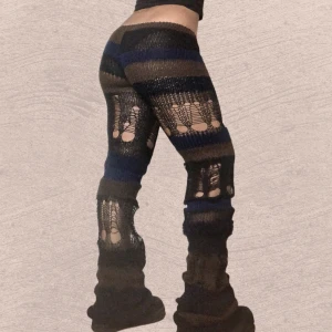 Stickade byxor - Handgjorda stickade byxor Gjorda på återvunnet garn och därför en ’one of a kind’  Snygga till hösten 🍂  Storlek S-M