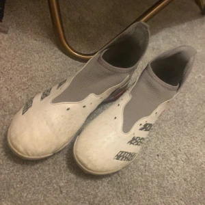 Fotbollsskor  - Ett par fotbollsskor i storlek 38