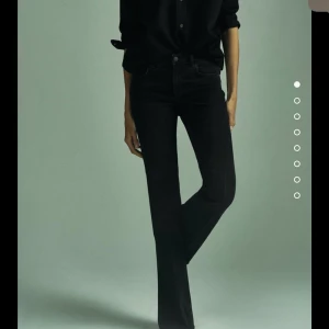 Bootcut jeans från zara!!! - Skiiit snygga jeans från zara bootcut!! medelmidjade men skit snygga. Säljer för att dem är försmå för mig :( tvättade en gång men annars nyskick🫶🏼Sista bilden är min!