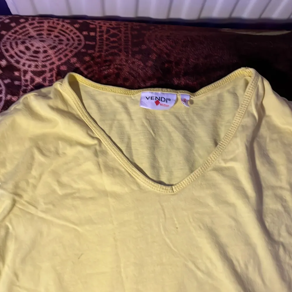 Här har jag en gul v-ringad t-shirt. T-shirts.