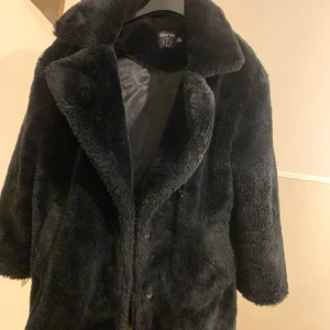 Kappa - En jättemysig kappa. Hål i insidan men syns ej. Strlk 36. 