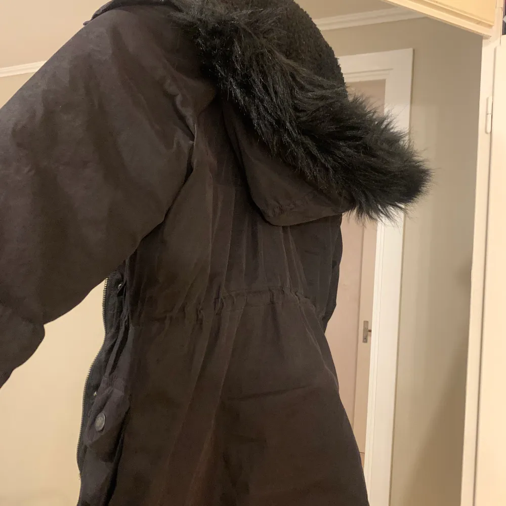Vinterjacka. Storlek 158. Köpt för två år sedan och säljer pga att jag ej använder längre. Sytt ett hål vid sidan om (se bild) men inget man lägger märke till. . Takit.