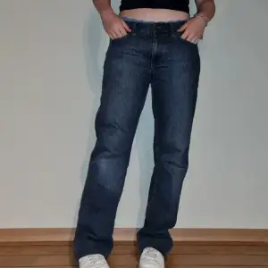 Jeans i straightleg model från gant. Ordinarie pris 1200 kr och älskade dessa byxor för de passade till allt. Använder numera mer baggy jeans och de här förtjänar en ny garderob. 💕Är själv 1,68m. 