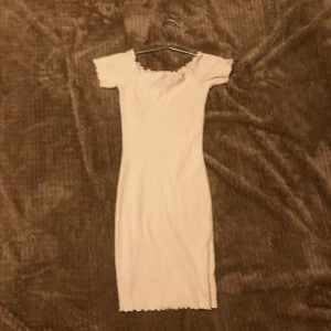 Beige kläning  - En fin beige klänning, som inte längre kommer till användning 