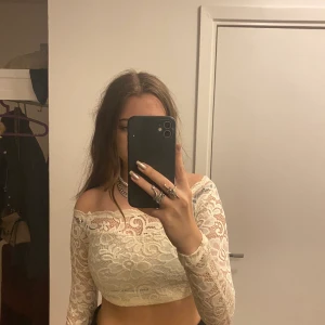 TRÖJA BIKBOK - En festlig tröja från bikbok i storlek XS, passar på S men sitter lite tajt. Aldrig använt den alltså nyskick. Den är offshoulder och lite kort. 💕