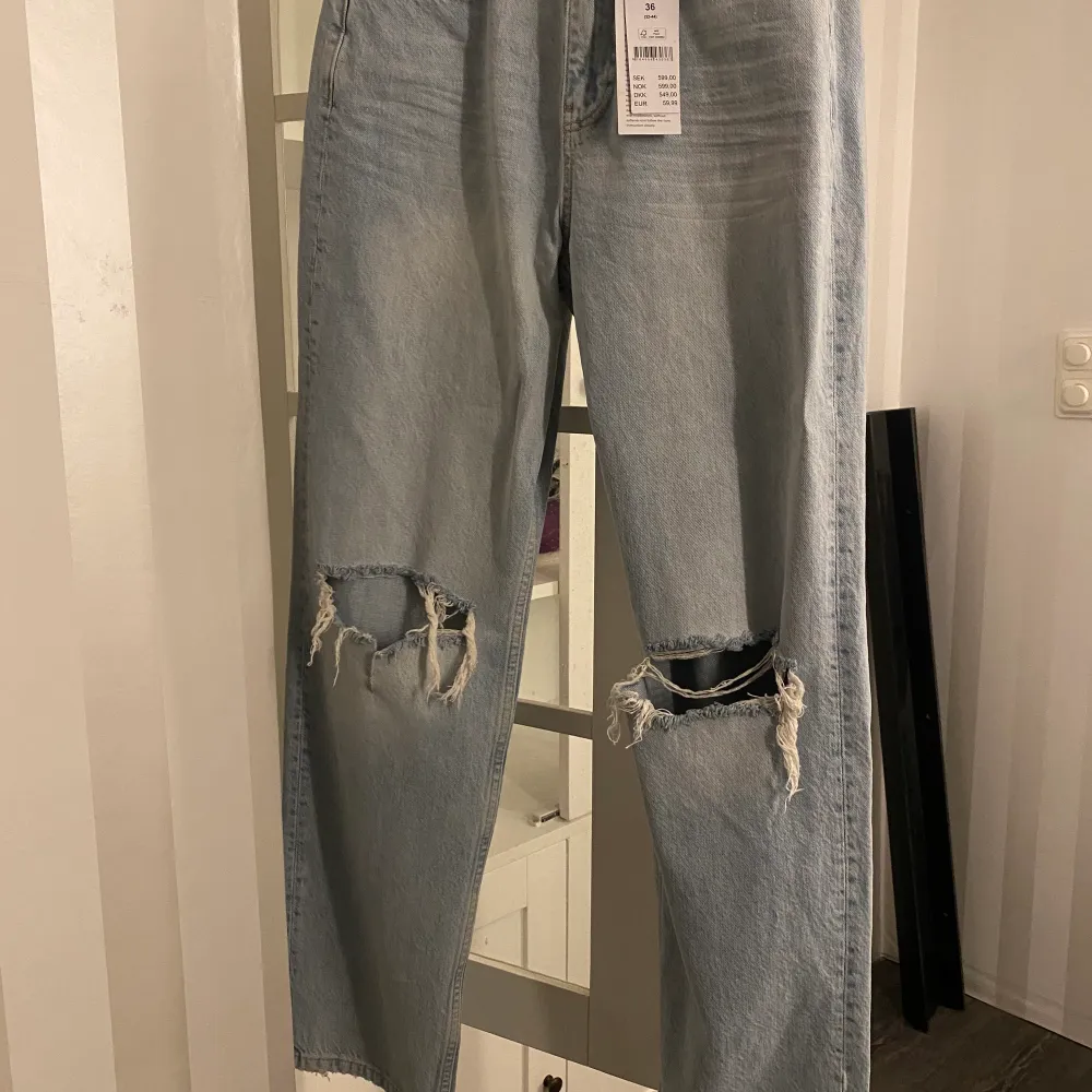Helt oanvända jeans ifrån GinaTricot i strl 36.  Nypris 599kr Mitt pris 400kr. Jeans & Byxor.