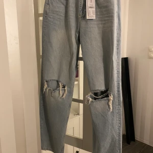 Jeans  - Helt oanvända jeans ifrån GinaTricot i strl 36.  Nypris 599kr Mitt pris 400kr