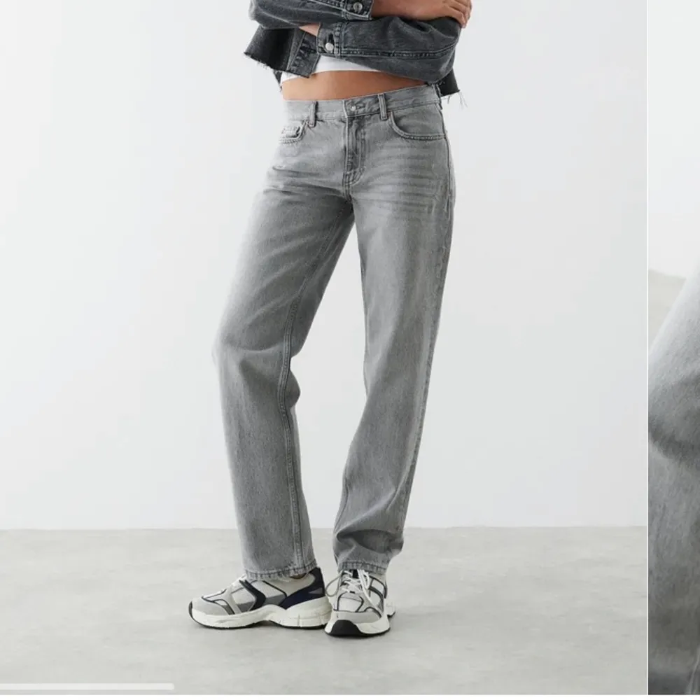  ❌tryck INTE på köp nu ❌ Säljer nu mina super snygga lågmidjade gråa jeans från Gina tricot i strl 34. Nyligen köpta och är därmed i nyskick ! Långa på mig som är 170cm. Skriv gärna om ni har frågor.  Frakt ingår ej 💕.. Jeans & Byxor.