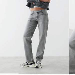  ❌tryck INTE på köp nu ❌ Säljer nu mina super snygga lågmidjade gråa jeans från Gina tricot i strl 34. Nyligen köpta och är därmed i nyskick ! Långa på mig som är 170cm. Skriv gärna om ni har frågor.  Frakt ingår ej 💕.