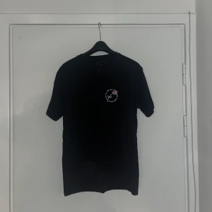 Vans t-shirt - En Vans t-shirt i storlek S, använd några gånger skicket är bra! Köparen står för frakten.