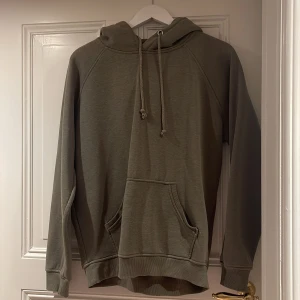 Bikbok hoodie - Olivgrön hoodie från Bikbok, storlek M, 100kr+frakt 