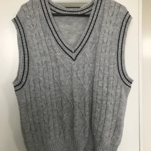 Stickad väst - Grå stickad väst, lite oversize💫
