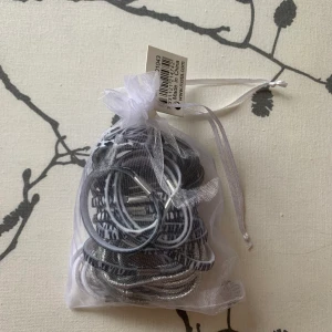 Hårsnoddar  - Oöppnat paket med mönstrade hårsnoddar. 38st. Pris 12kr+frakt.