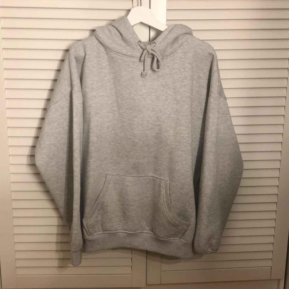 Grå hoodie