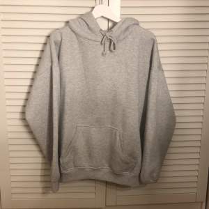 Säljer denna grå hoodie från Bikbok. Snygg och skön hoodie som inte används längre. Använd ett fåtal gånger och är i bra skick. Finns även en likadan i svart. Storlek S. Skicka gärna ett meddelande vid intresse eller frågor☺️
