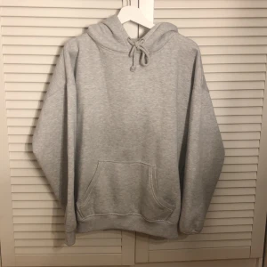 Grå hoodie  - Säljer denna grå hoodie från Bikbok. Snygg och skön hoodie som inte används längre. Använd ett fåtal gånger och är i bra skick. Finns även en likadan i svart. Storlek S. Skicka gärna ett meddelande vid intresse eller frågor☺️