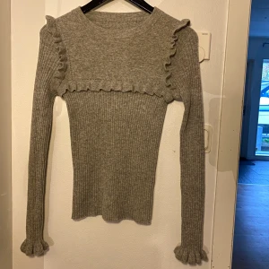 Skit snygg stickad tröja med volanger från chloé - Aldrig använd utan endast provad så den är som ny. Säljer då jag inte anser att jag passar i den. Nypris var runt 3000.