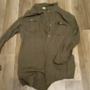 Skjorta - Bra sick fins två svart guld detaljer på sidorna