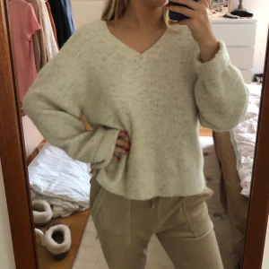 Stickad - Stickad tröja från &other stories. Skulle säga att den är i nyskick då jag endast har använt den fåtal gånger. Storlek S men passar xs-m! 💗💗Nypris cirka 700kr. Frakten är spårbar!