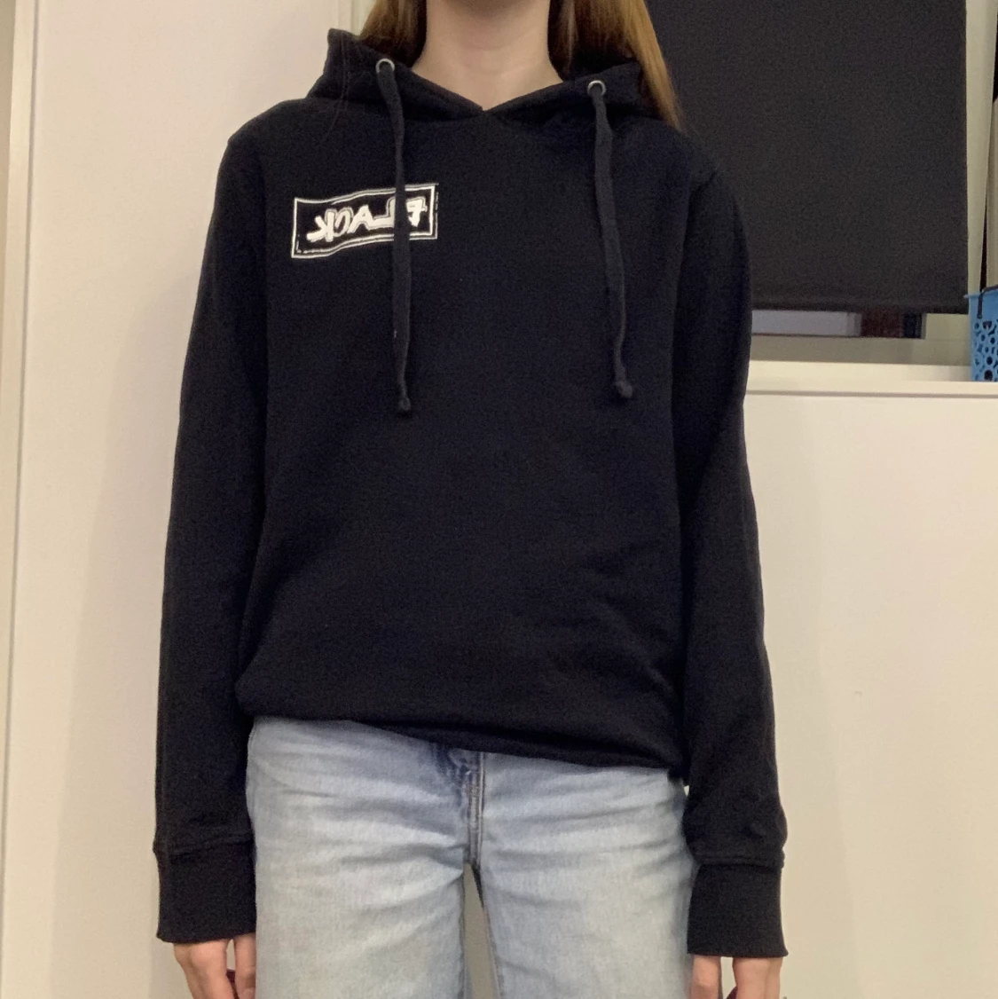 En svart hoddie med tryck