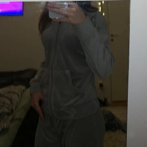 Grå Gina tricot mjukisdress   - Grå Gina tricot mjukisdress som kanske har används 20gånger Max men snöret på tröjan och byxorna är borta 