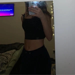 Mörkblåa Gina tricot mjukibyxor  - Mörkblåa Gina tricot mjukisbyxor som jag har använt 3gånger 