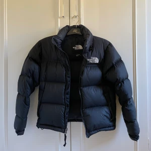 The North face jacka - En svart vinterjacka från The North Face i storlek XS. Säljer pga att den är för liten för mig. :)