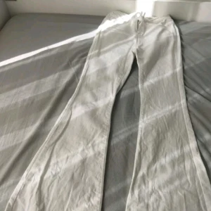 Jeans  - säljer dem här utsvängda jeansen,superfina till alla tillfällen | köparen står för frakten ❤️| paketpris vid köp av fler plagg | allt säljs i befintligt skick.