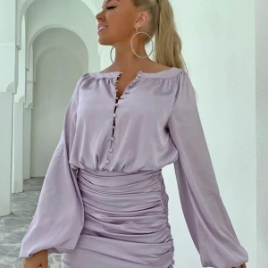 Lila klänning shein - Aldrig använd klänning från shein/joyfunear. Nypris 269kr säljer för 150kr. Strl M