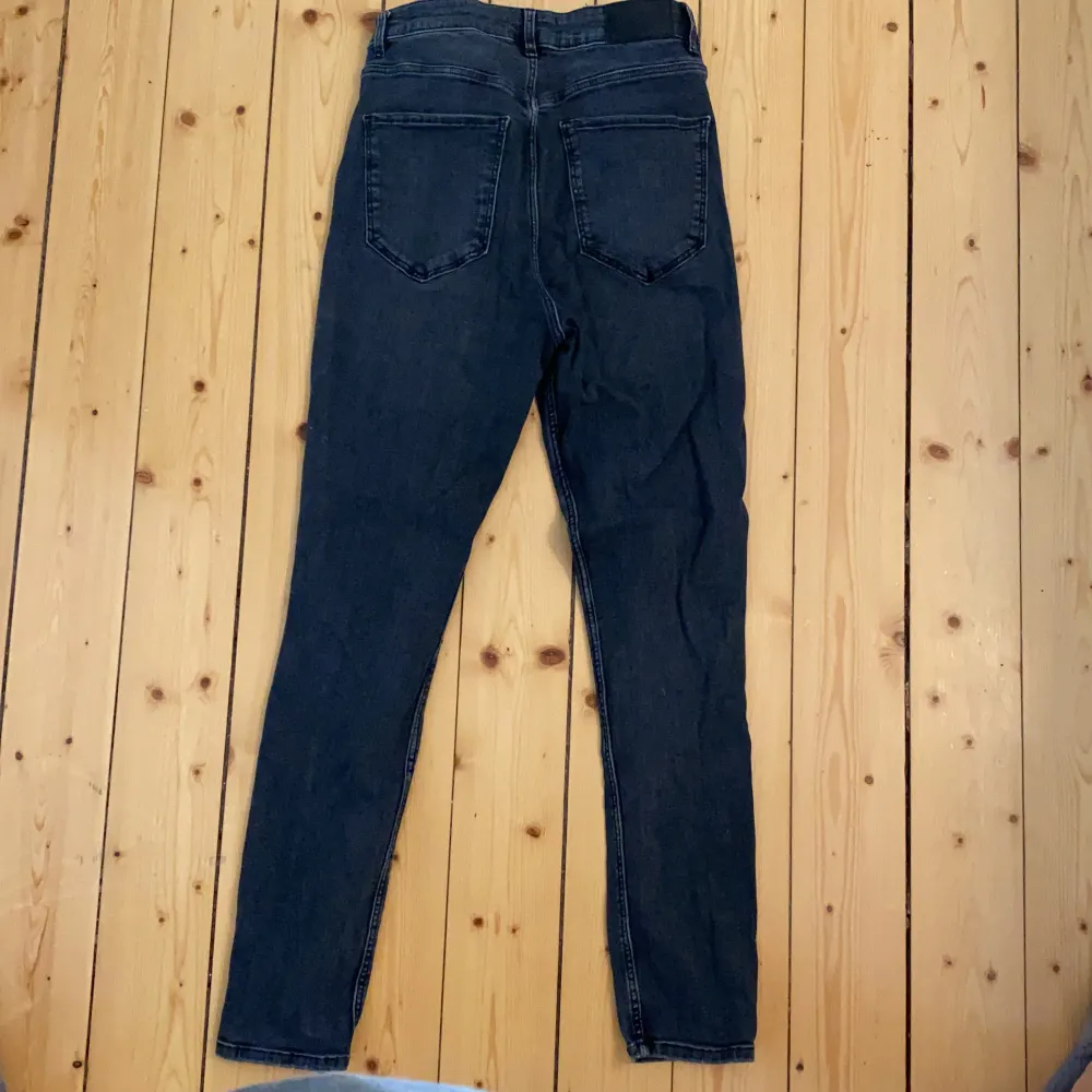Jeans från Zara. Normal användning, inget märkbart slitage. Strl 40 (zara är ofta små i strl). 100kr. Jeans & Byxor.
