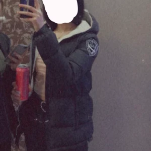 D Brant jacka - Säljer min D Brant jacka för ett väldigt billigt pris eftersom jag har köpt en ny vinter jacka så den kommer inte till användning. Jackan passar både strl S och M, finns inget fel på den. Skriv för fler bilder och frakt diskuteras.