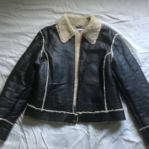 Vintage skinnjacka - Vintage jacka i äkta skinn Stl 42 men passar mig som har stl S