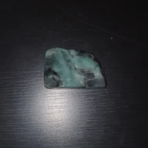 Smaragd platta - Frakten 13kr, går att samfrakta vid köp av fler samt paketpris går att ordna 