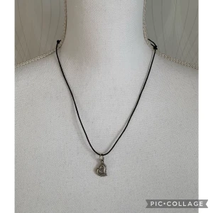 Hjärthalsband - Jag säljer ett halsband som är självgjort! Knutarna på bandet justerar längden på halsbandet.  Berlocken är ett litet snett hjärta. 💓  Och den är nickelfri!  Köparen står för frakten!