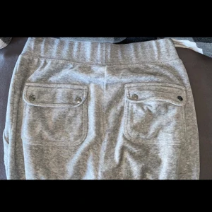 Juicy couture - LÄS HELA ANNONSEN INNAN DU SKRIVER!) inte helt säker än men skulle kunna tänka mej byta mina byxor mot en annan färg i storlek xs-xxs.  Inget fel på dom men tycker att färgen börjar bli lite tråkig💞KÖR BUGIVNING NU FÖR KAN TÄNKA MEJ SÄLJA!!