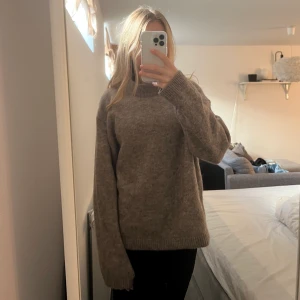 Stickad tröja  - Intressekoll på denna populära stickade tröja från hm i brungrå färg 😍perfekt nu i höst/vinter! Orginalpris 500kr