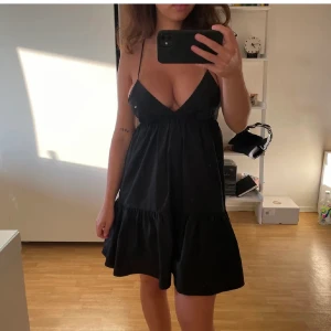 Klänning från zara  - Säljer denna svarta klänningen från Zara i storlek S. Endast använd två gånger. Säljer pga för liten vid bysten. Säljer för 350+ frakt 
