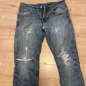 Lågmidjade jeans - Använda jeans i y2k stil utan ett märke. Lågmidjade, typ storlek 36-38💗Hål i knäna och trasiga i grenen men ingenting som sticker ut när de sitter på