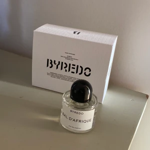 Byredo - Byredo bal D’afrique i 50 ml. Har använts ett fåtal gånger därför nästan som ny. Nypris 1550 kr. 