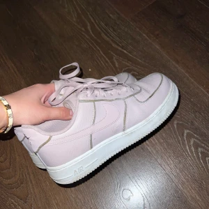 Nike Sneakers - Fina skor med fin färg, använda max 2/3 ggr, nypris 1100kr.