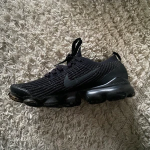 vapormax - Säljer billigt pga dom har punka 